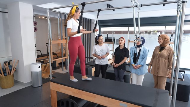 Pilates yaparak karşılıyor!