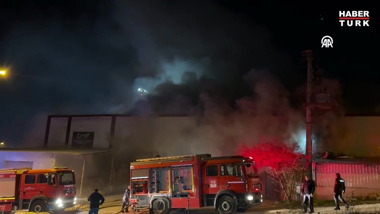 Mobilya imalathanesinde çıkan yangına müdahale ediliyor