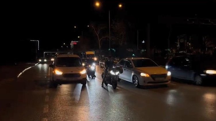 Bursa'da şiddetli lodos: Motosikletlilere siper oldular