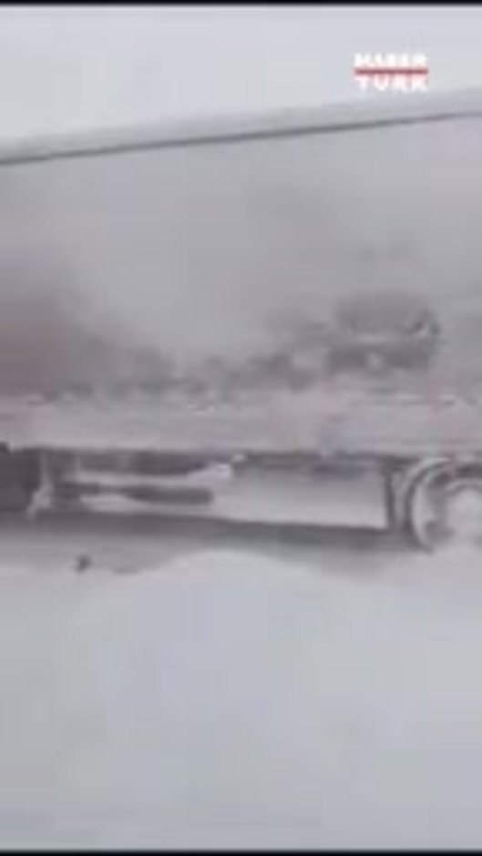 Araçlar kara gömüldü