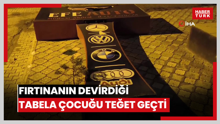 Fırtınanın devirdiği tabela çocuğu teğet geçti, o anlar kamerada
