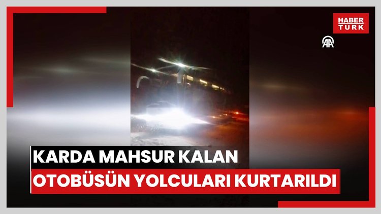 Karda mahsur kalan tur otobüsünün yolcuları kurtarıldı