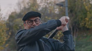 Beyzbol sopasını alıp adamın arabasının camlarını indirdi.