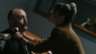 Sinirlerine yenik düşen Ayşe Bayram'a saldırdı ve onu tehdit etti.