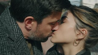 Tepkisini koyup giderken Kartal Ayşe'yi kolundan tutup öptü.