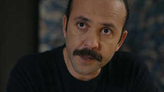 Tarık Adem ile odasında özel konuşmak istedi.