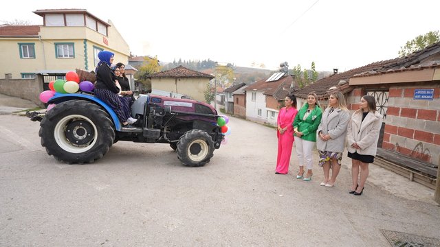 Yarışmaya traktörle giriş yaptı!