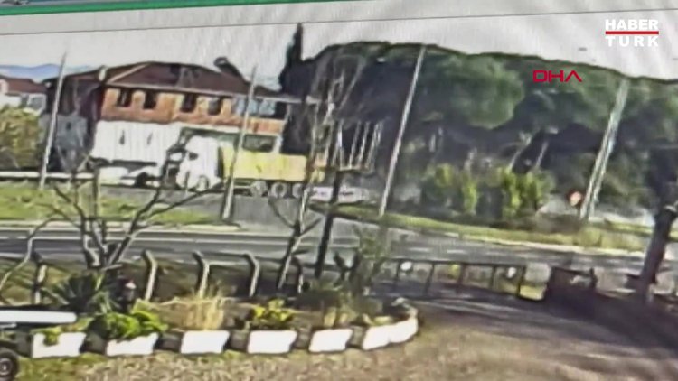 Ordu'da kamyona arkadan çarpan otomobildeki 3 kişi öldü; kaza kamerada