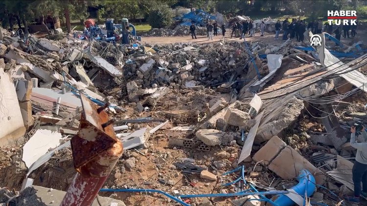 Ateşkes sonrası evlerine dönen Lübnanlılar, yıkılmış veya hasar görmüş binalarla karşılaştı