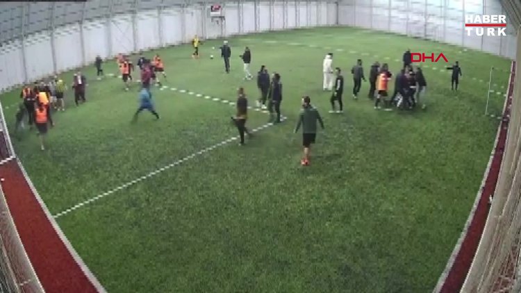 Elazığ'da halı sahadaki kavga kamerada