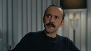 Adem, Tarık'ın odasında kızıyla ilgili konuştu.