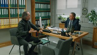 Adem, Naz'ın okuluna gitti.