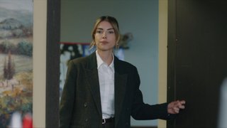 Ayşe, müdürün odasına geldi.