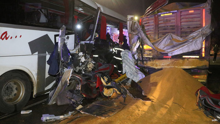 Denizli'de yolcu otobüsü TIR'a çarptı: Ölü ve yaralılar var
