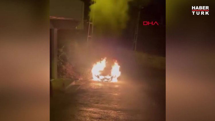 Sarıyer'de park halindeki otomobil alev alev yandı