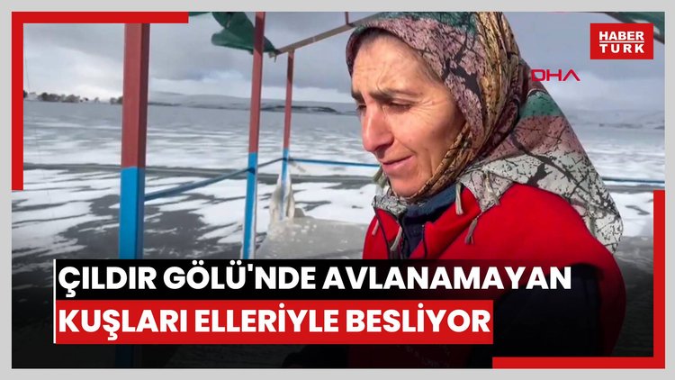 Yüzeyi buz tutan Çıldır Gölü'nde avlanamayan kuşları elleriyle besliyor