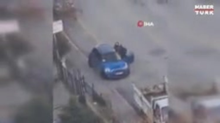 Öfkeli şahıs, aracını önce tekmeleri ardından parçalamaya çalıştı