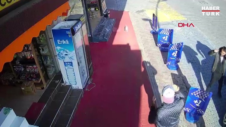Arkadaşları ile sohbet ederken başına kedi atladı; o anlar kamerada