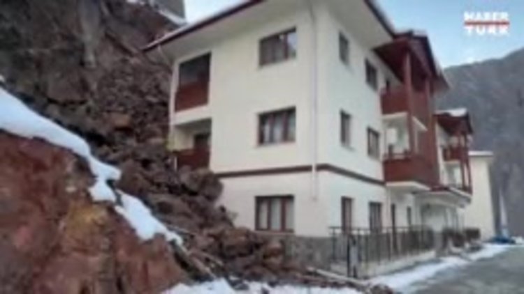 Artvin'de heyelan; taşlar eve doldu