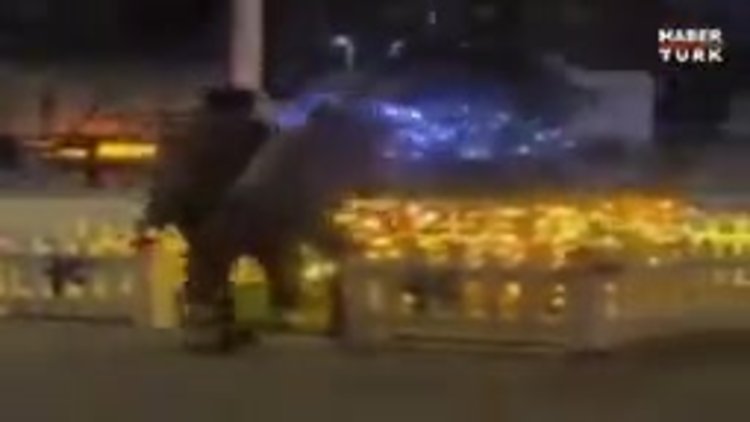 Yılbaşı ağcına 4 kişi baltayla saldırdı