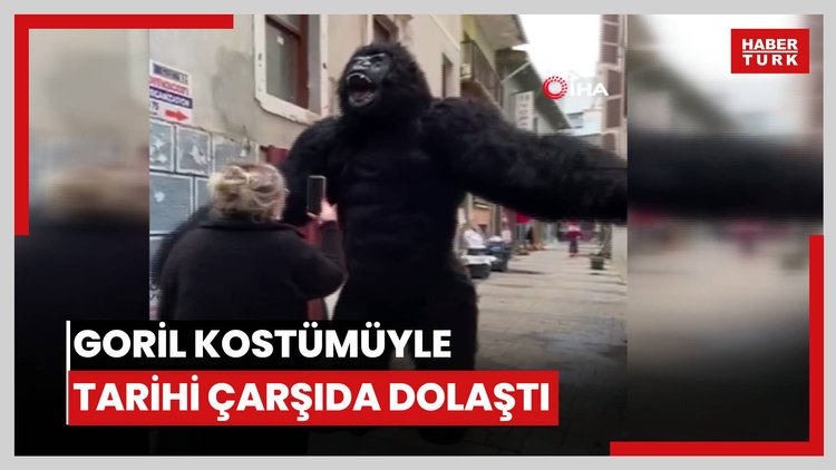Goril kostümüyle tarihi çarşıda dolaştı, sosyal medyada gündem oldu