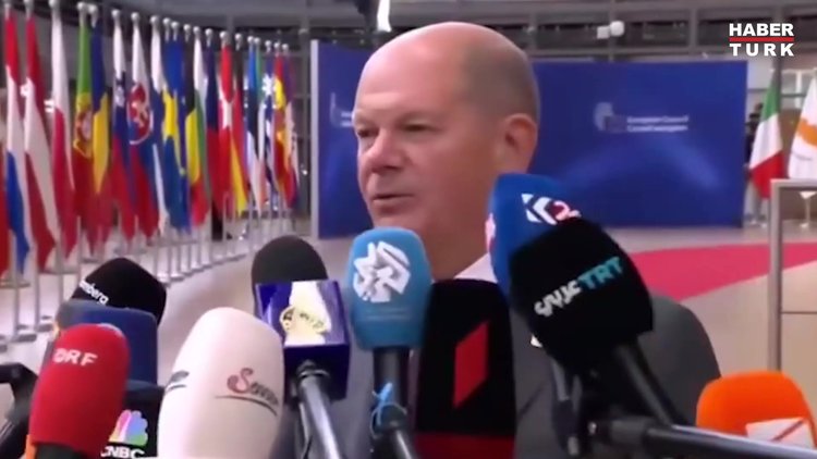 Almanya Başbakanı konuşurken mikrofon kavgası