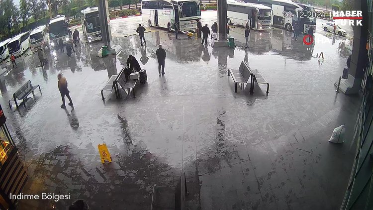 X-ray'den koliyle geçirilen maymun, güvenlik görevlisinin dikkatiyle fark edildi... O anlar kamerada