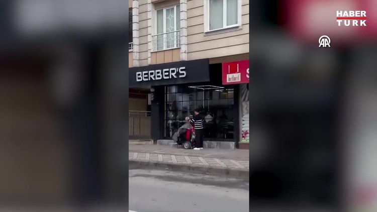 İstanbul'da berber dükkanına giremeyen engelliyi kaldırımda tıraş etti