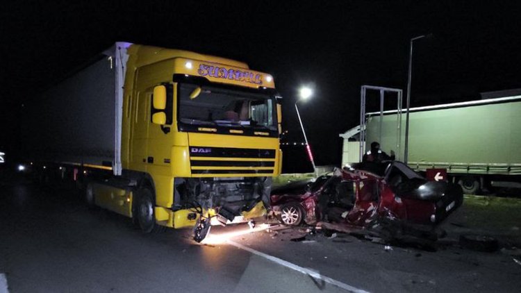 Edirne'de TIR ile kafa kafaya çarpışan otomobilin sürücüsü öldü