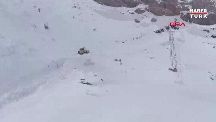 Şırnak'ta iş makinesi çalışırken üzerine çığ düştü; o anlar kamerada