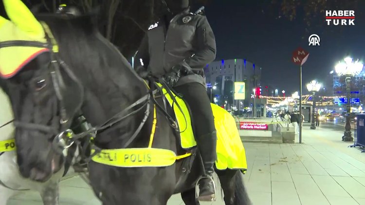 Başkentliler 2025'e kentin işlek caddelerinde "merhaba" dedi