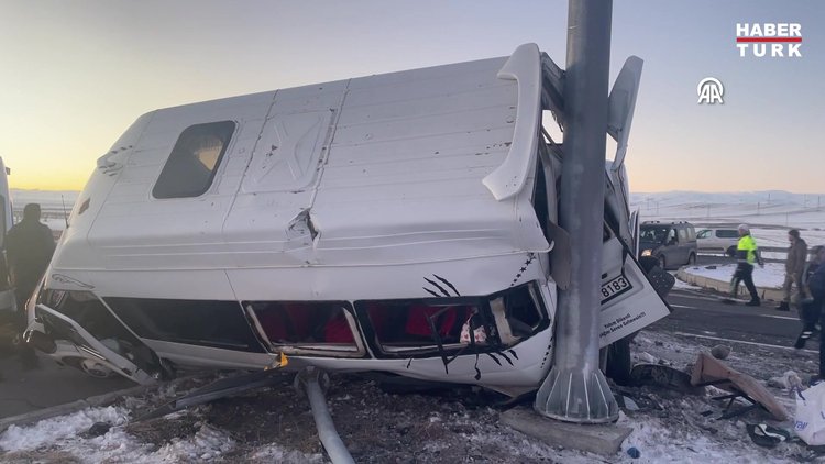Kars'ta iki minibüs çarpıştı