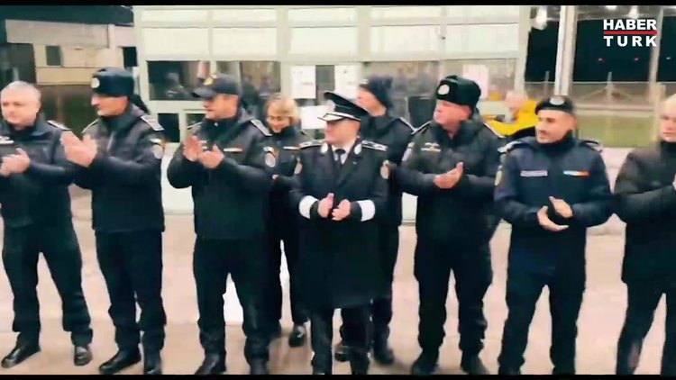 Sınırdan geçen köpek alkışlarla karşılandı