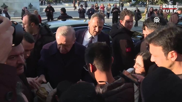 Cumhurbaşkanı Erdoğan, Sultanahmet'te vatandaşların kandilini kutladı