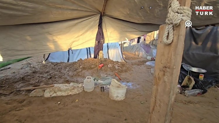 Çocukları için çukur ev yaptı