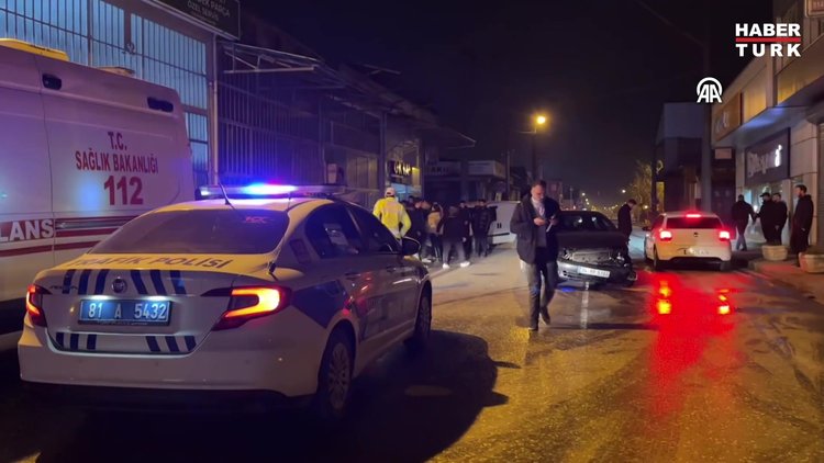 Düzce'de iki otomobilin çarpıştığı kaza güvenlik kamerasında