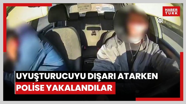 Taksideki uyuşturucuyu dışarı atarken polise yakalandılar