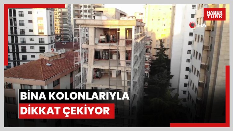 Kadıköy'deki bina kolonlarıyla dikkat çekiyor