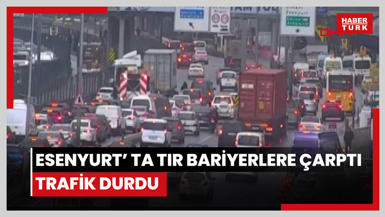 Esenyurt'ta TIR bariyerlere çarptı; trafik durdu