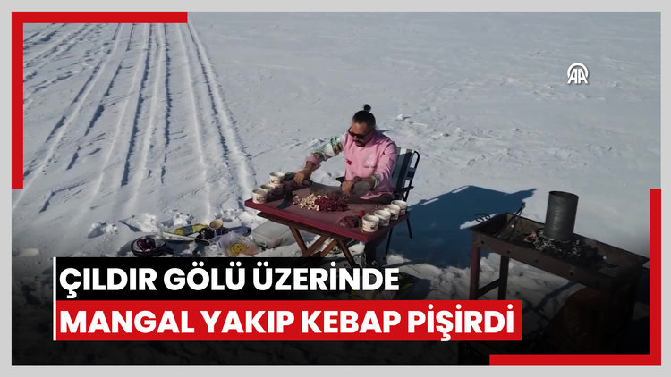 Çıldır Gölü üzerinde mangal yakıp kebap pişirdi