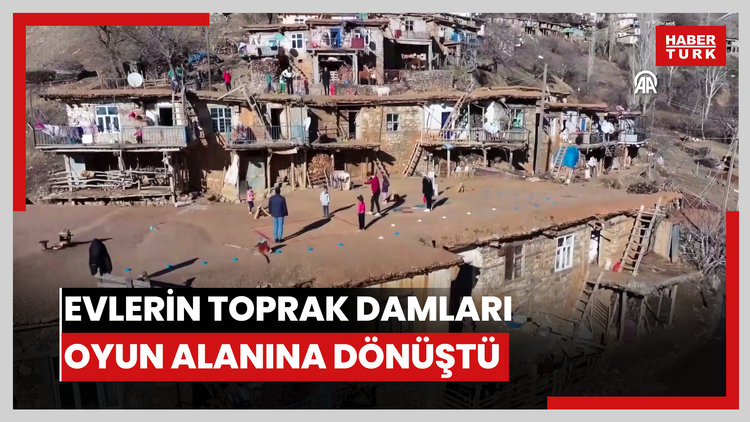Kırsaldaki evlerin toprak damları çocuklar için oyun alanına dönüştü