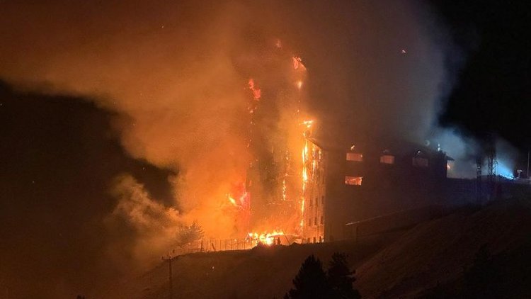 Kartalkaya Kayak Merkezi'nde otel yangını: Ölü ve yaralılar var