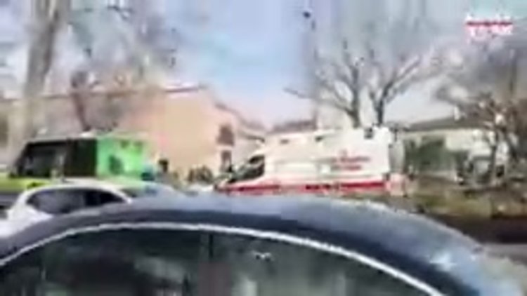 Yol verilmeyen ambulanstaki sağlık ekibi, hastaya koşarak ulaşmak zorunda kaldı