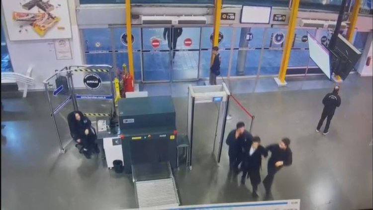 Ailesinden 4 kişiyi öldüren zanlının yakalanma anı kamerada
