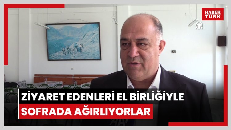 Köylerini ziyaret edenleri el birliğiyle hazırladıkları sofrada ağırlıyorlar