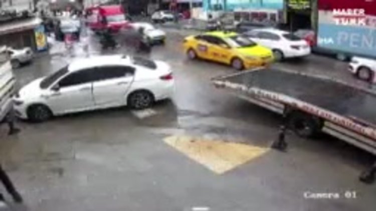 Aynasını kıran motokuryenin üzerine aracını sürdü