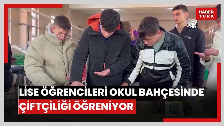 Lise öğrencileri okul bahçesinde çiftçiliği öğreniyor