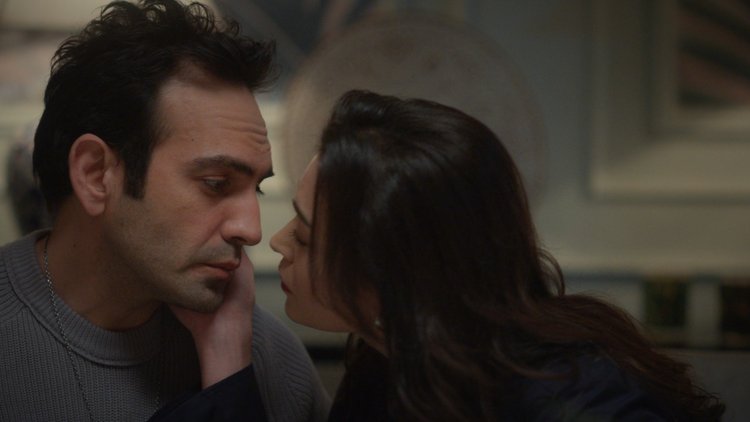 Rengin, Evren'i öpüyor!