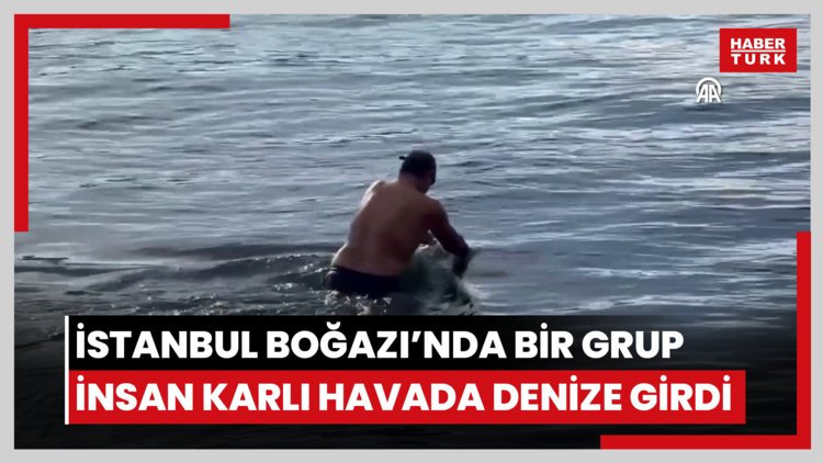 İstanbul Boğazı'nda bir grup insan karlı havada denize girdi