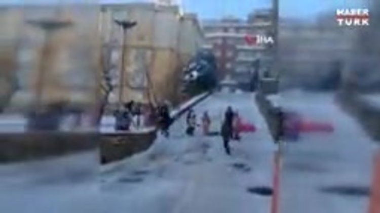 Çocuklar kar küreme aracını püskürttü